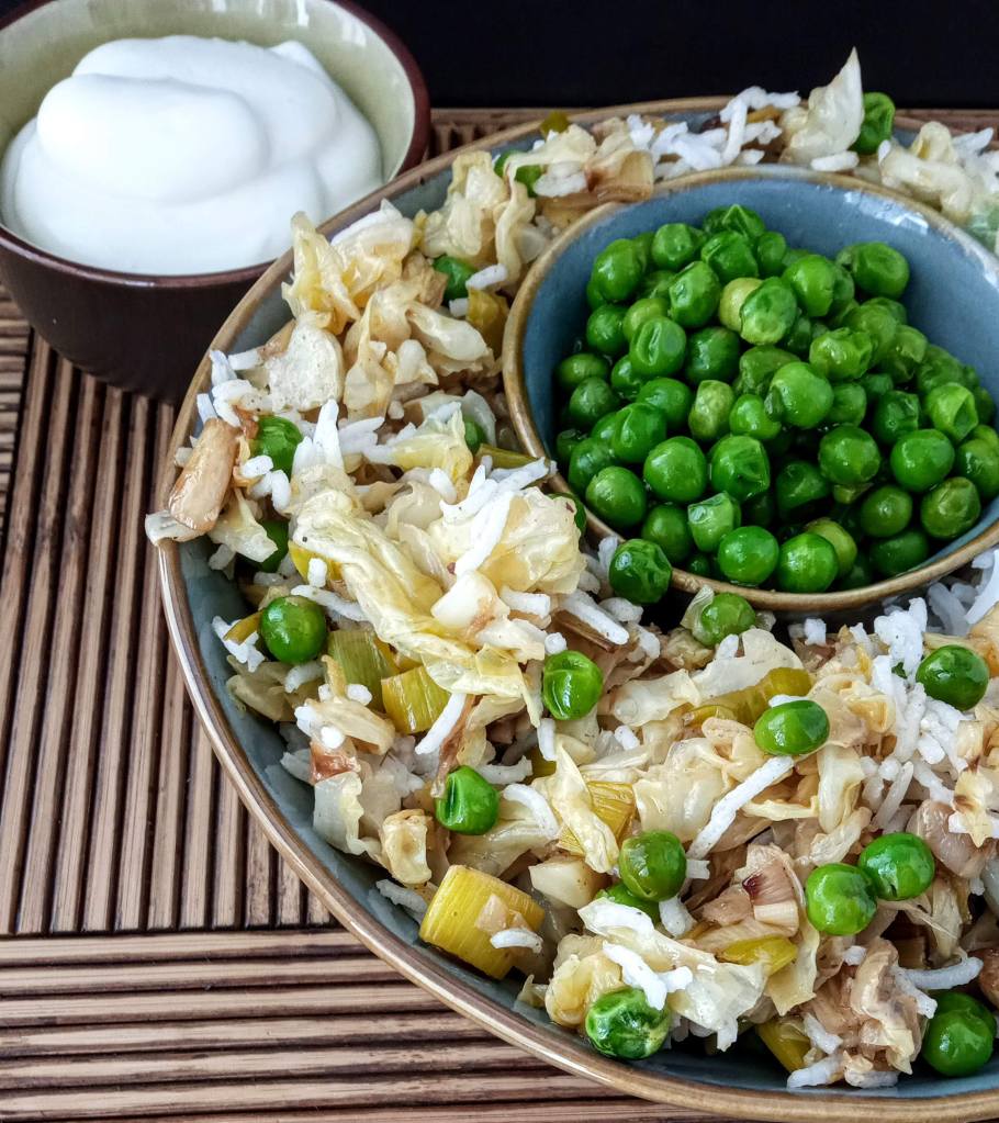 Salsa mayonesa -con el agua que resulta de la cocción de los garbanzos- para acompañar a un arroz blanco con vegetales